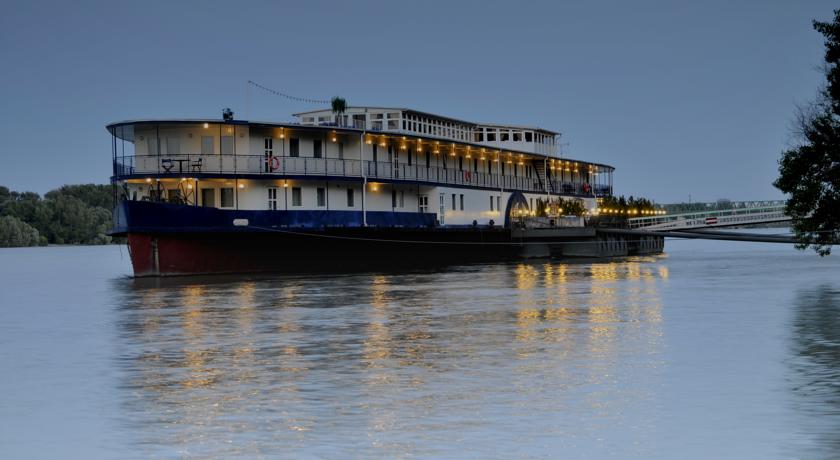 photo: aquamarinahotel.hu